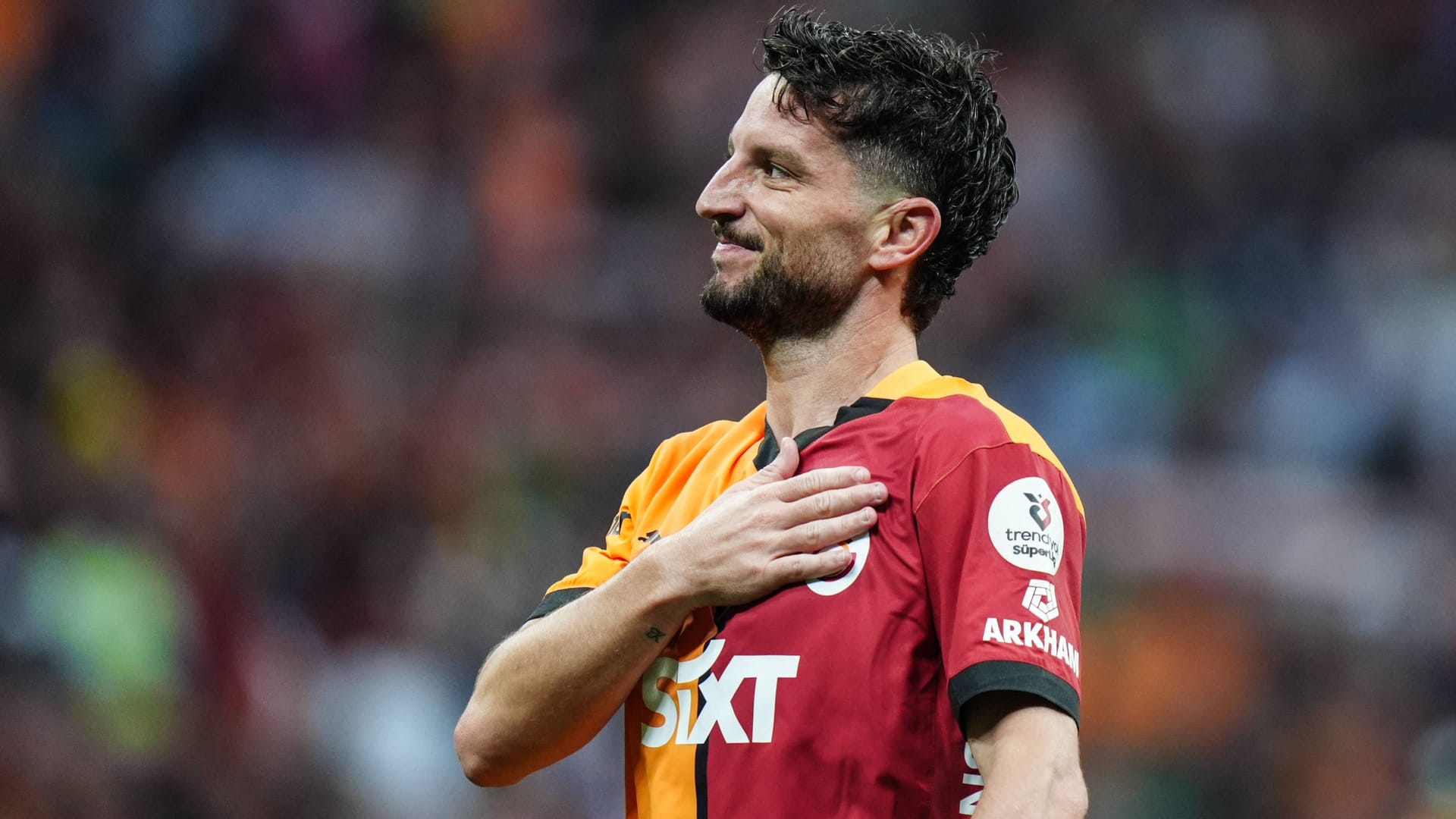 Dries Mertens beim Abschied von Galatasaray: Der 38-Jährige spielte zuletzt seit drei Jahren in der Türkei. Dries Mertens beim Abschied von Galatasaray: Der 38-Jährige spielte zuletzt seit drei Jahren in der Türkei.