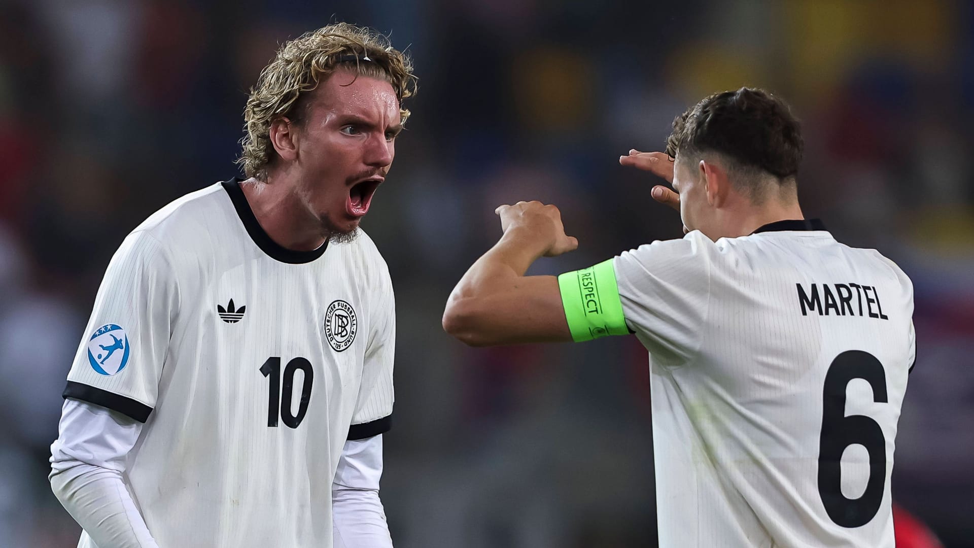 Nick Woltemade (l.) klatscht mit Eric Martel ab: Der Stürmer ist derzeit mit der deutschen U21 bei der EM unterwegs. Nick Woltemade (l.) klatscht mit Eric Martel ab: Der Stürmer ist derzeit mit der deutschen U21 bei der EM unterwegs.
