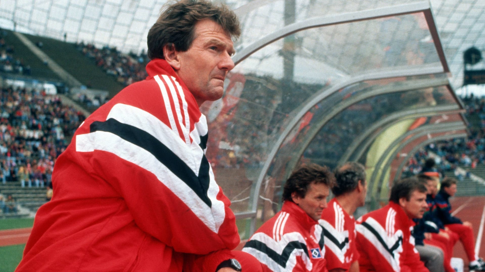 HSV-Trainer Egon Coordes schaut skeptisch aufs Spielfeld (Archivbild): Keine 200 Tage war der frühere Bundesliga-Profi 1992 bei den Hanseaten im Amt. HSV-Trainer Egon Coordes schaut skeptisch aufs Spielfeld (Archivbild): Keine 200 Tage war der frühere Bundesliga-Profi 1992 bei den Hanseaten im Amt.