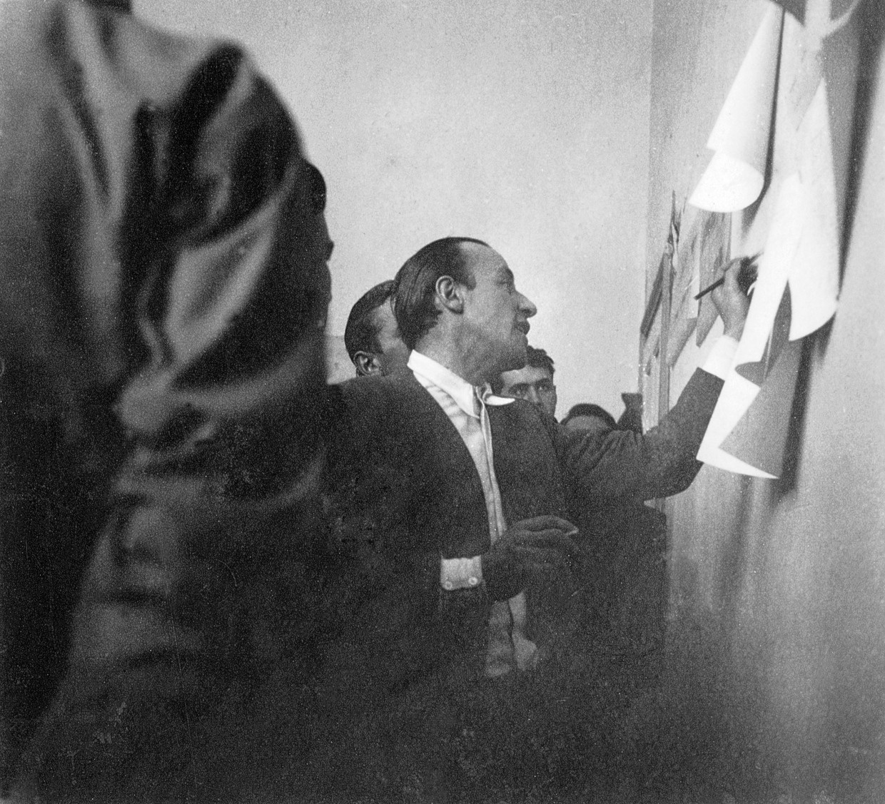 Eberhard Schulz, Architekturkritiker der F.A.Z., sagte 1968 am Schluss seiner Laudatio zur Verleihung der Goldmedaille des Bundes Deutscher Architekten an Egon Eiermann: „Den Theoretiker hat man weniger gekannt, weil dieser im Zeichensaal und bei den Studenten geblieben ist“, wo ihn dann schon einmal ein Fotograf ertappte, „als Zauberer zwischen Worten und Dingen und Zeichen, die Dinge werden wollen.“