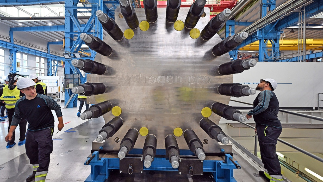 Mitarbeiter kontrollieren einen sogenannten Stack am Tag der Eröffnung des Elektrolyse-Kompetenzzentrums von Andritz in Erfurt.