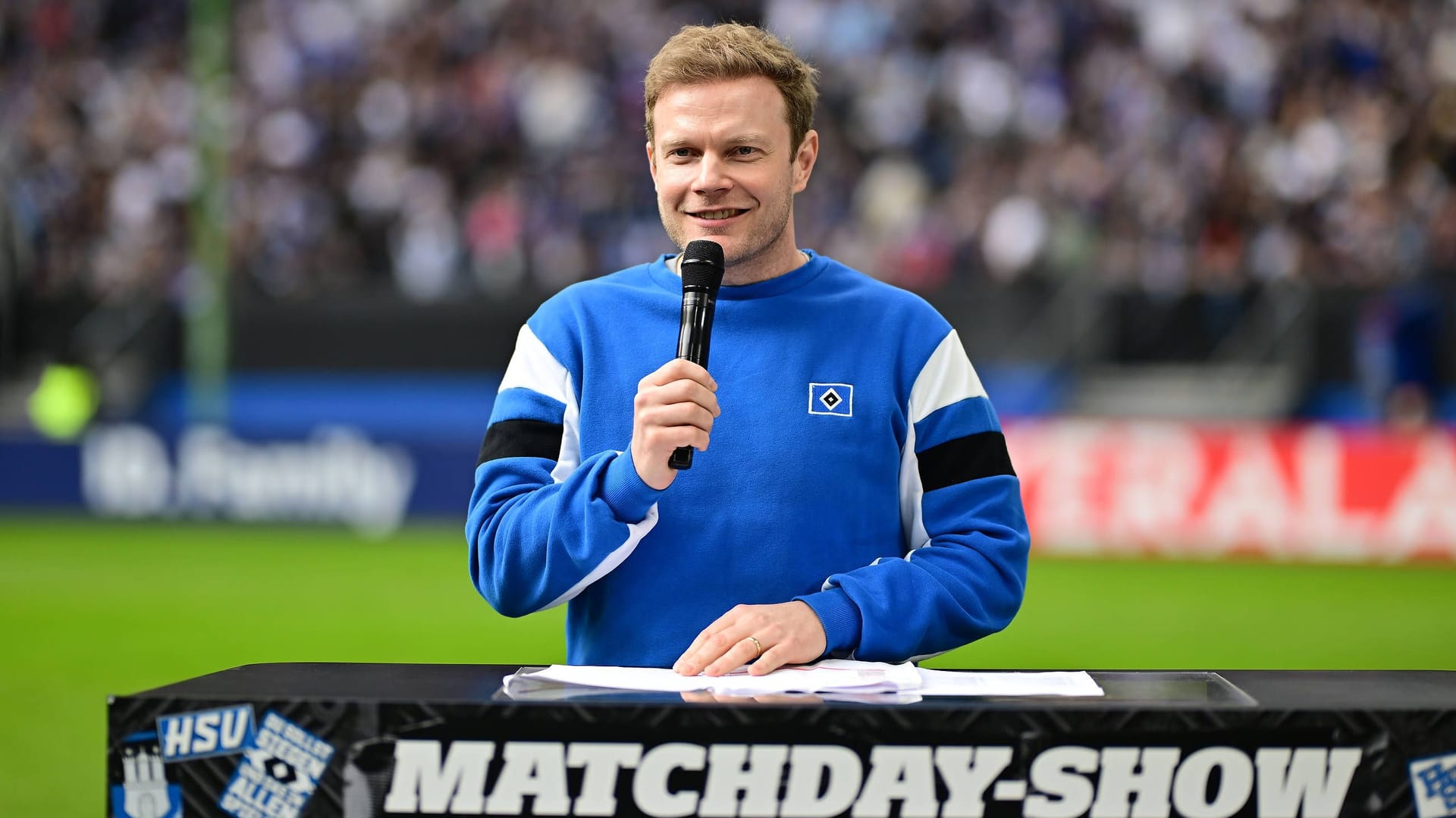 "Stübi" bringt die HSV-Fans seit 2020 in Stimmung: Der Radiomoderator bleibt Stadionsprecher des Bundesligaufsteigers bei dessen Heimspielen. "Stübi" bringt die HSV-Fans seit 2020 in Stimmung: Der Radiomoderator bleibt Stadionsprecher des Bundesligaufsteigers bei dessen Heimspielen.