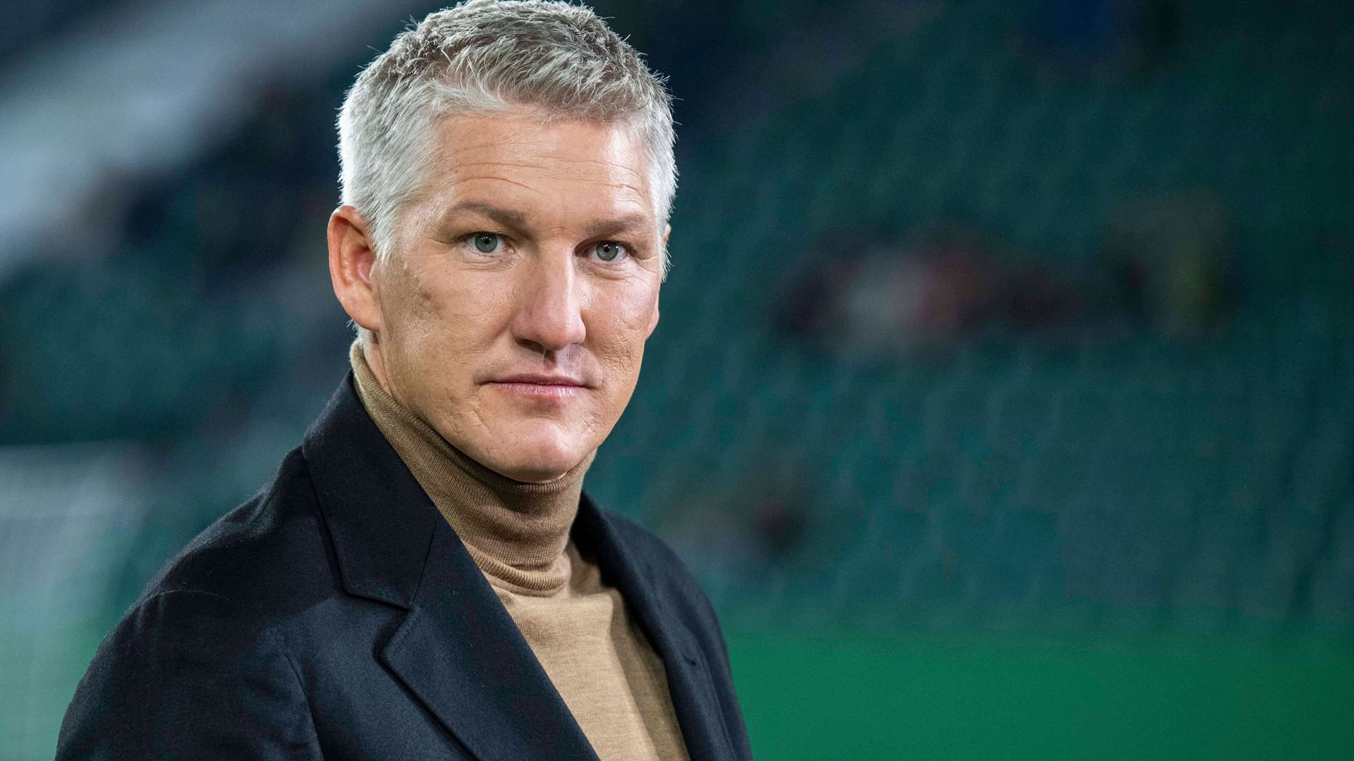 Bastian Schweinsteiger: Er wurde mit einer anderen Frau gesichtet. Bastian Schweinsteiger: Er wurde mit einer anderen Frau gesichtet.