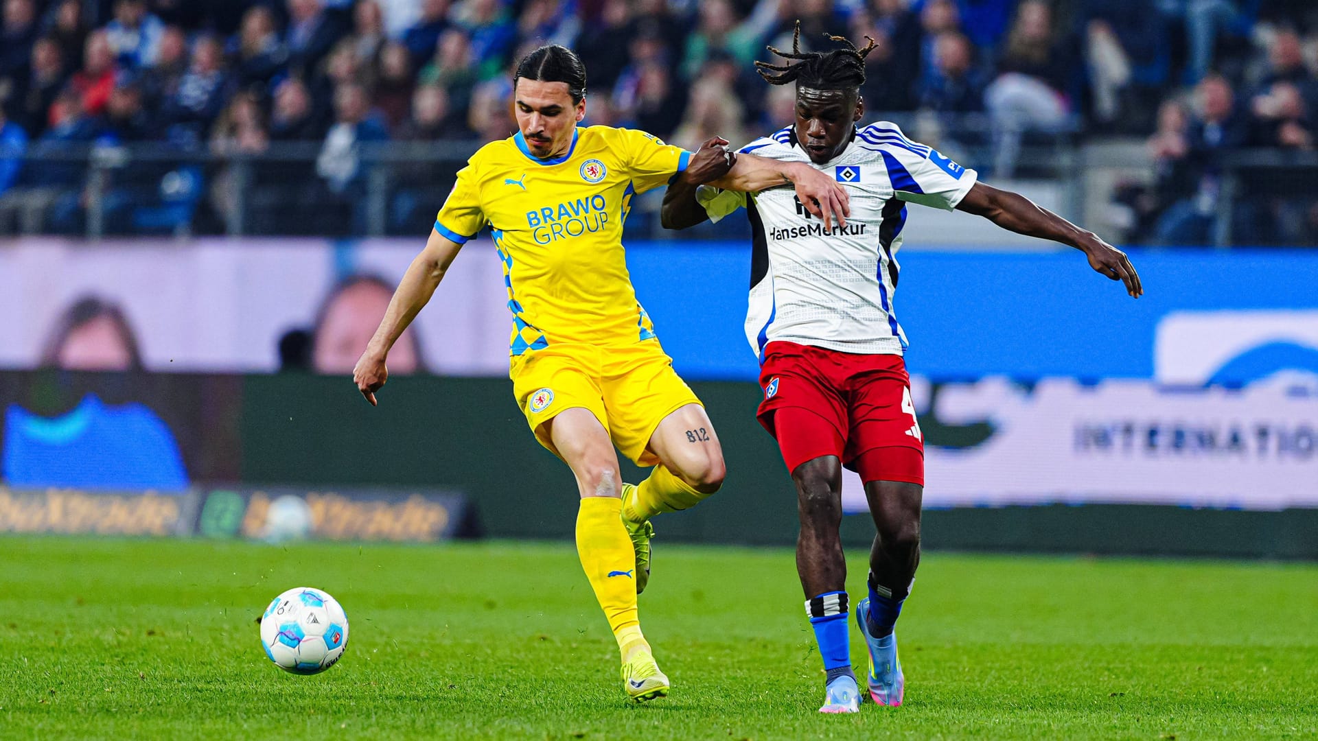 Braunschweigs Rayan Philippe (l.) im Duell mit Fabio Baldé (Archivbild): Der HSV soll nach einem Medienbericht an einem Transfer des Stürmers interessiert sein. Braunschweigs Rayan Philippe (l.) im Duell mit Fabio Baldé (Archivbild): Der HSV soll nach einem Medienbericht an einem Transfer des Stürmers interessiert sein.