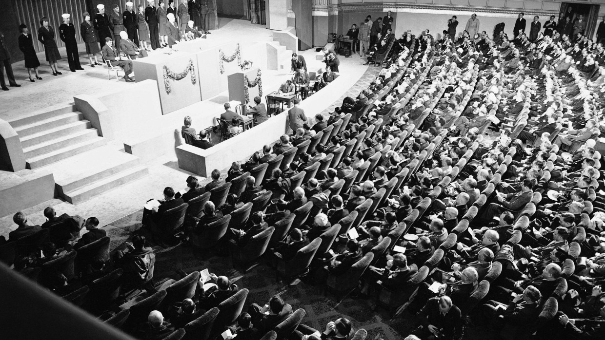 Auf dem Weg zu den Vereinten Nationen: Der amerikanische Präsident Harry Truman eröffnet am 25. April 1945 die Konferenz von San Francisco in der Oper der Stadt.