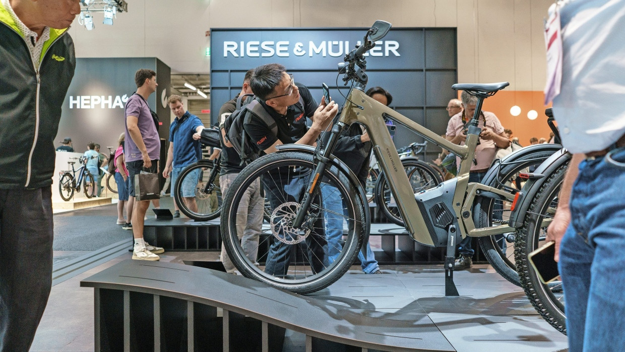 Details in Sicht: Während beim Auto die Technik unter der Motorhaube steckt, können Fahrradfans auf der Eurobike Innovationen leichter vergleichen.