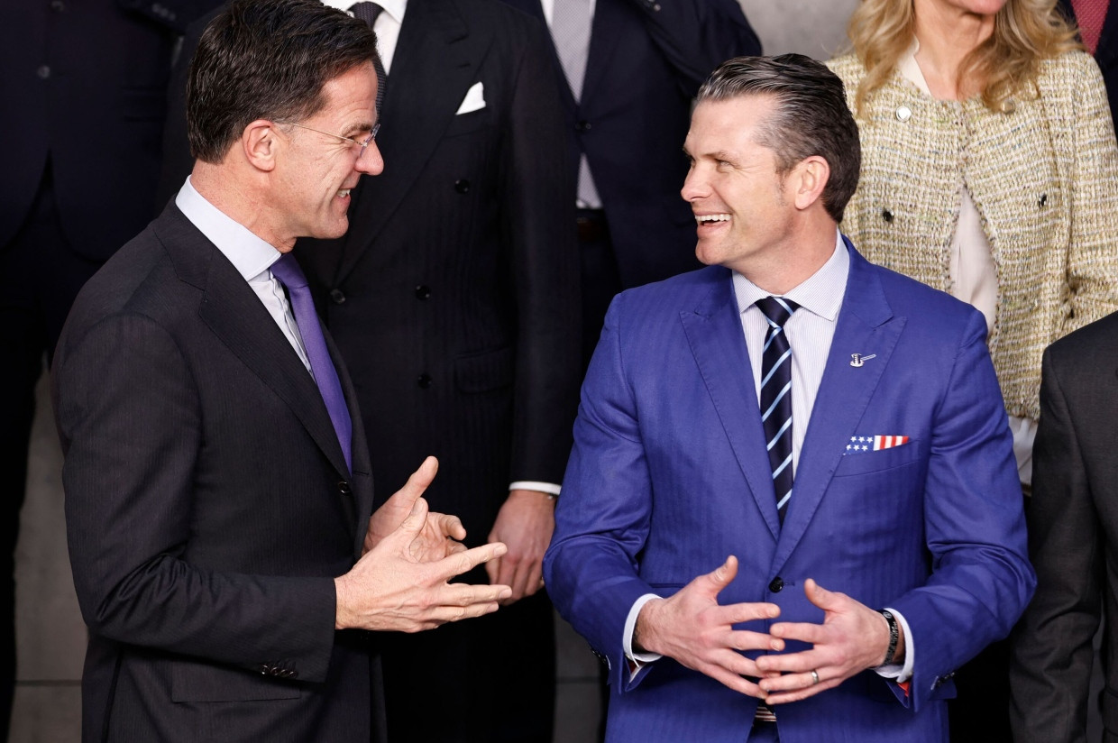 Donnerauftritt: Der amerikanische Verteidigungsministers Pete Hegseth im Gespräch mit NATO-Generalsekretär Mark Rutte im Februar