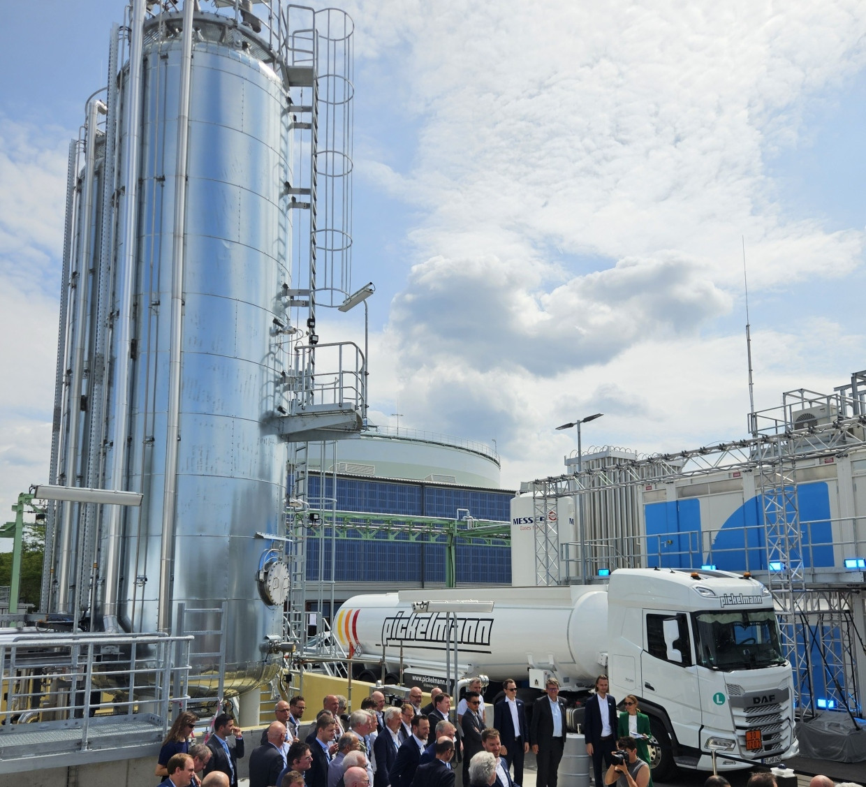 Auflauf im Industriepark Höchst: Die E-Fuel-Anlage von Ineratec ist eingeweiht worden.