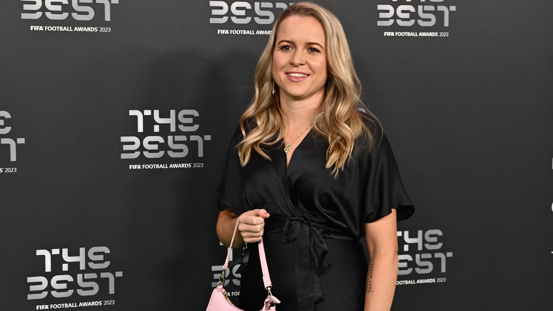 Fran Hurdall bei der Fifa-Gala im Jahr 2023: Nun hat die Ex-Spielerin anderweitig auf sich aufmerksam gemacht. Fran Hurdall bei der Fifa-Gala im Jahr 2023: Nun hat die Ex-Spielerin anderweitig auf sich aufmerksam gemacht.