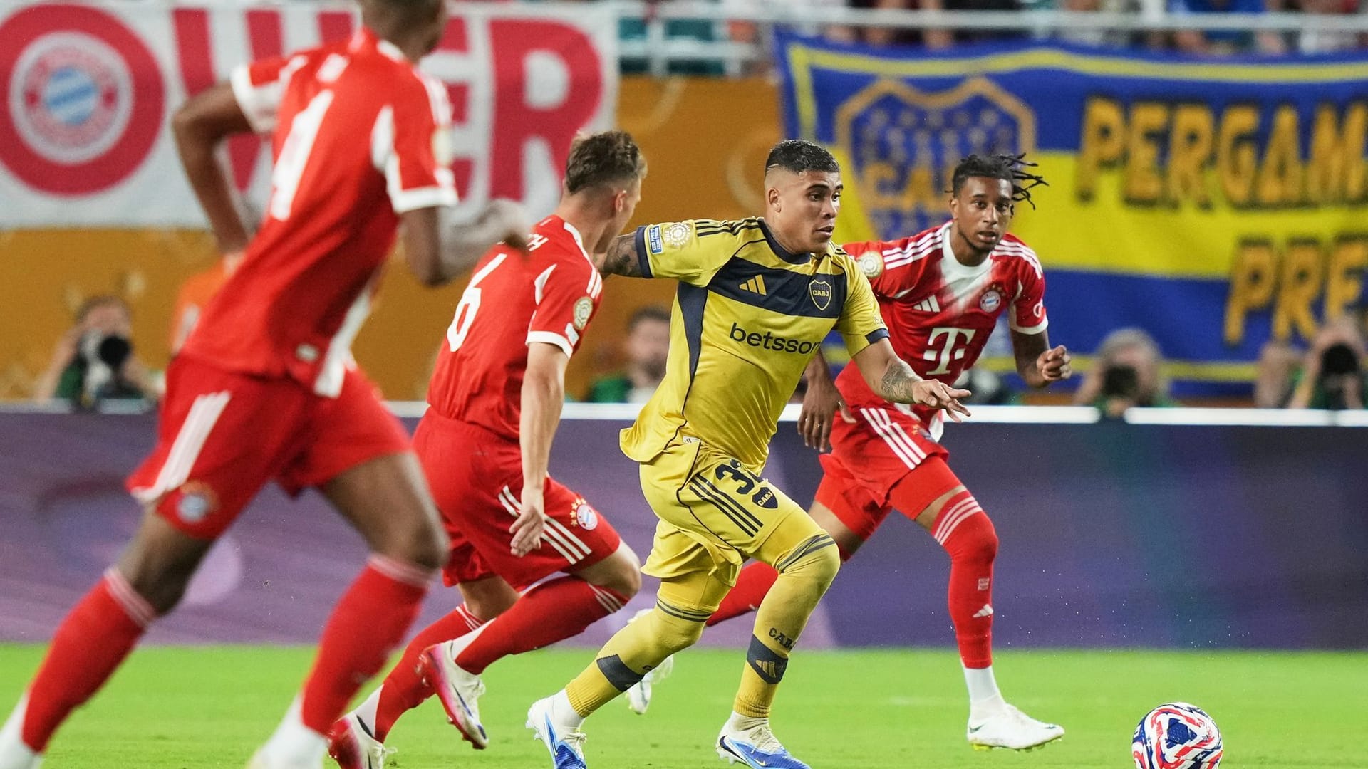 Ayrton Costa versucht sich gegen die Bayern-Spieler Joshua Kimmich und Michael Olise. Ayrton Costa versucht sich gegen die Bayern-Spieler Joshua Kimmich und Michael Olise.