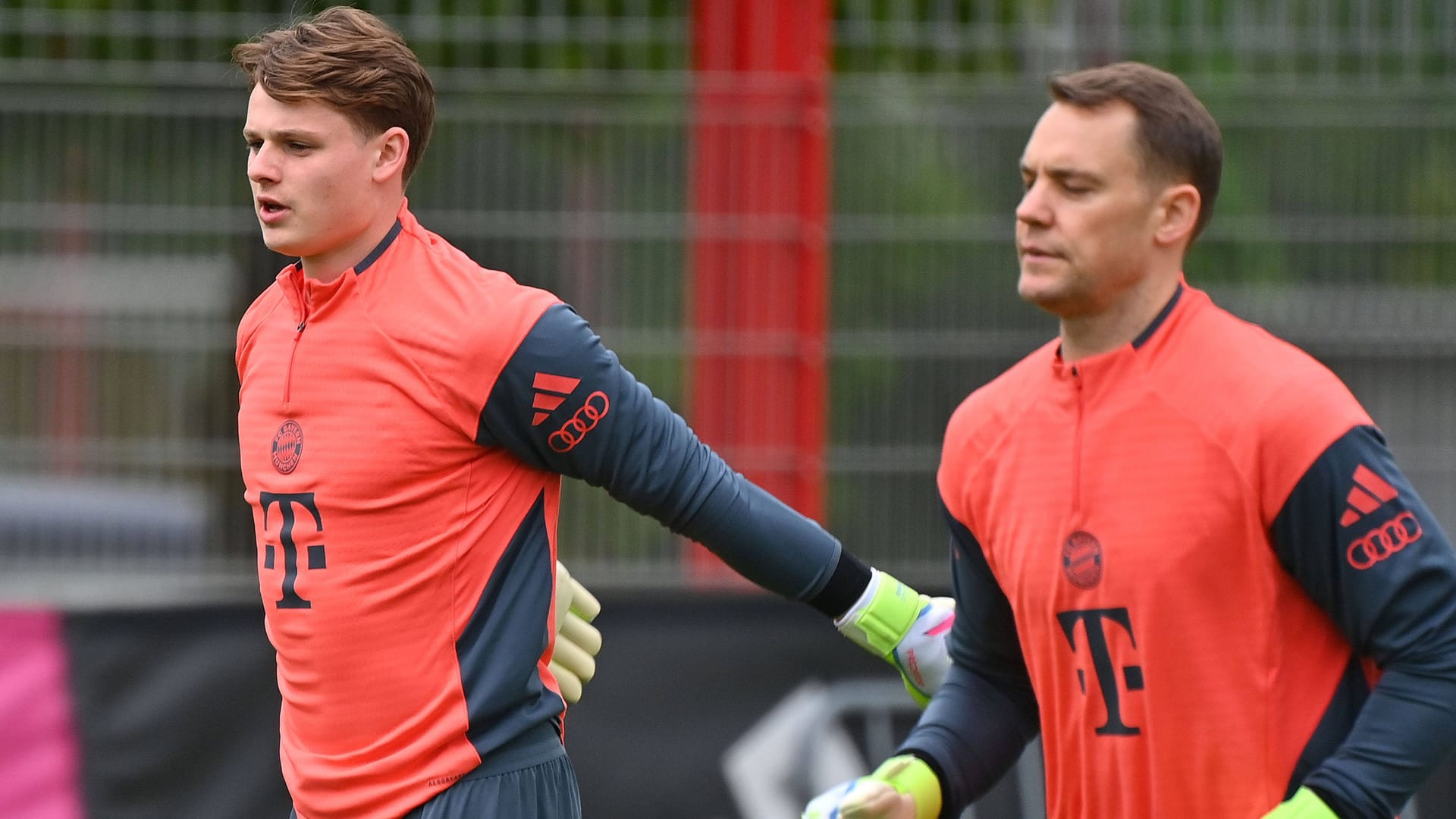 Jonas Urbig (l.) im Training mit Manuel Neuer: Der Schlussmann bekommt familiären Unterstützung im Klub. Jonas Urbig (l.) im Training mit Manuel Neuer: Der Schlussmann bekommt familiären Unterstützung im Klub.