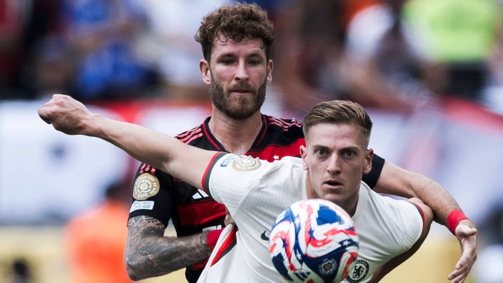 Leo Pereira (hinten) von Flamengo im Duell gegen Chelseas Liam Delap: Für die Brasilianer geht es nun gegen die Bayern zur Sache. Leo Pereira (hinten) von Flamengo im Duell gegen Chelseas Liam Delap: Für die Brasilianer geht es nun gegen die Bayern zur Sache.