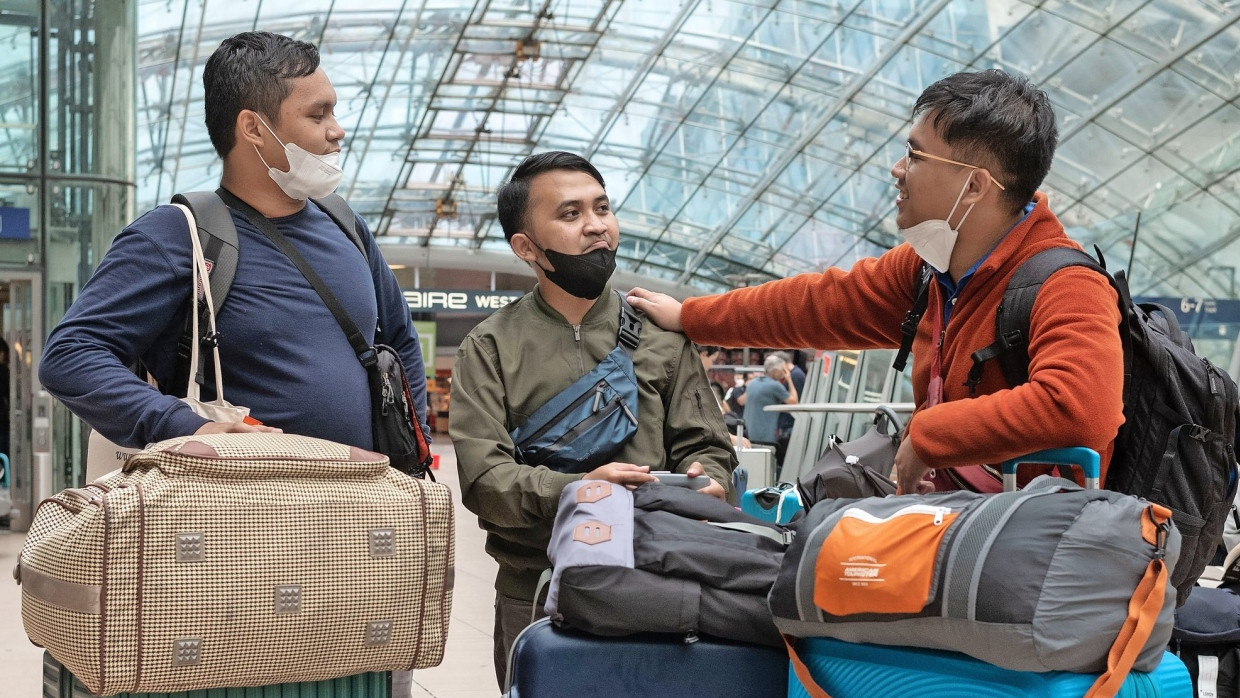Arise Manashe Siregar, Agil Praditya und Aldi Pratomo (von links) im September 2022 nach der Ankunft am Frankfurter Flughafen, damals noch mit den obligatorischen Corona-Masken