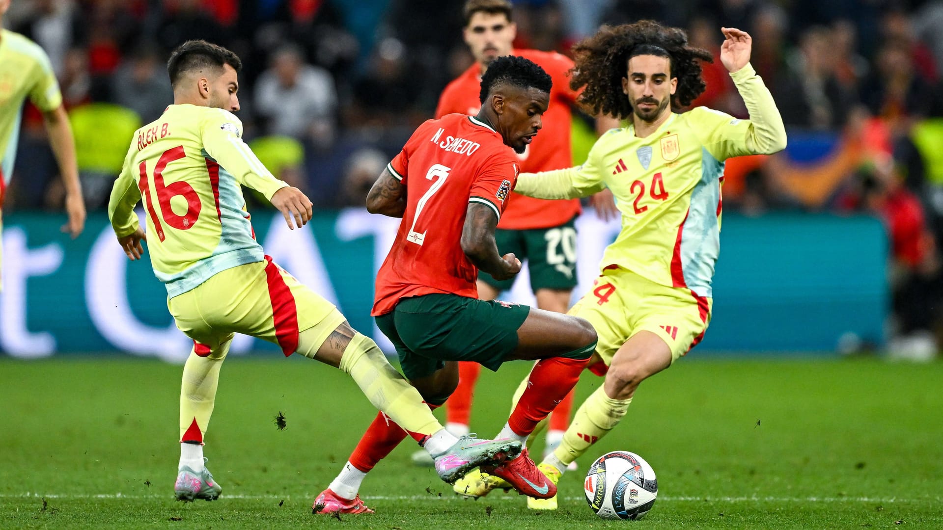 Spieler von Spanien und Portugal: Bei der Partie kam es auf der Tribüne zu einem Sturz eines Zuschauers. Spieler von Spanien und Portugal: Bei der Partie kam es auf der Tribüne zu einem Sturz eines Zuschauers.