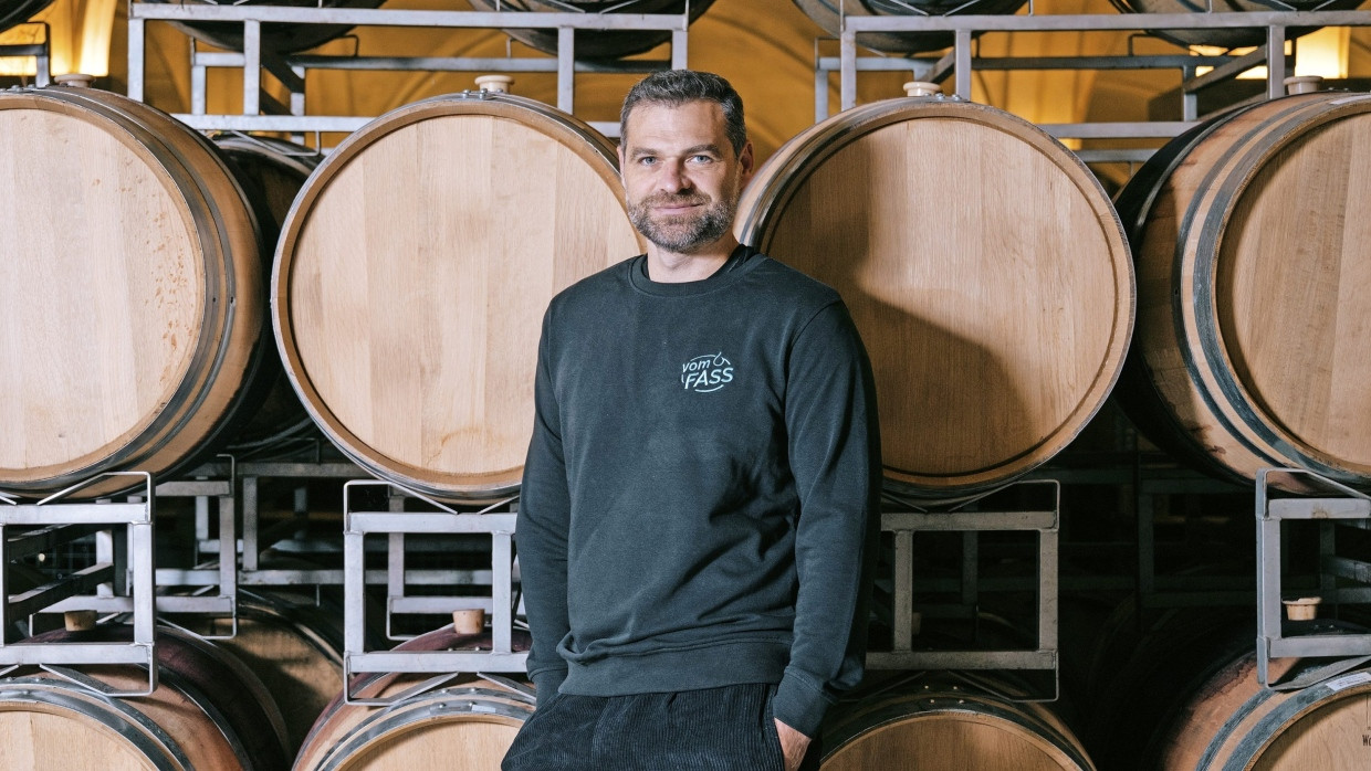„Qualität allein reicht nicht.“: Thomas Kiderlen, Geschäftsführer der Vom Fass AG, vor Whiskey- und Ölfässern im Keller des Feinkostunternehmens