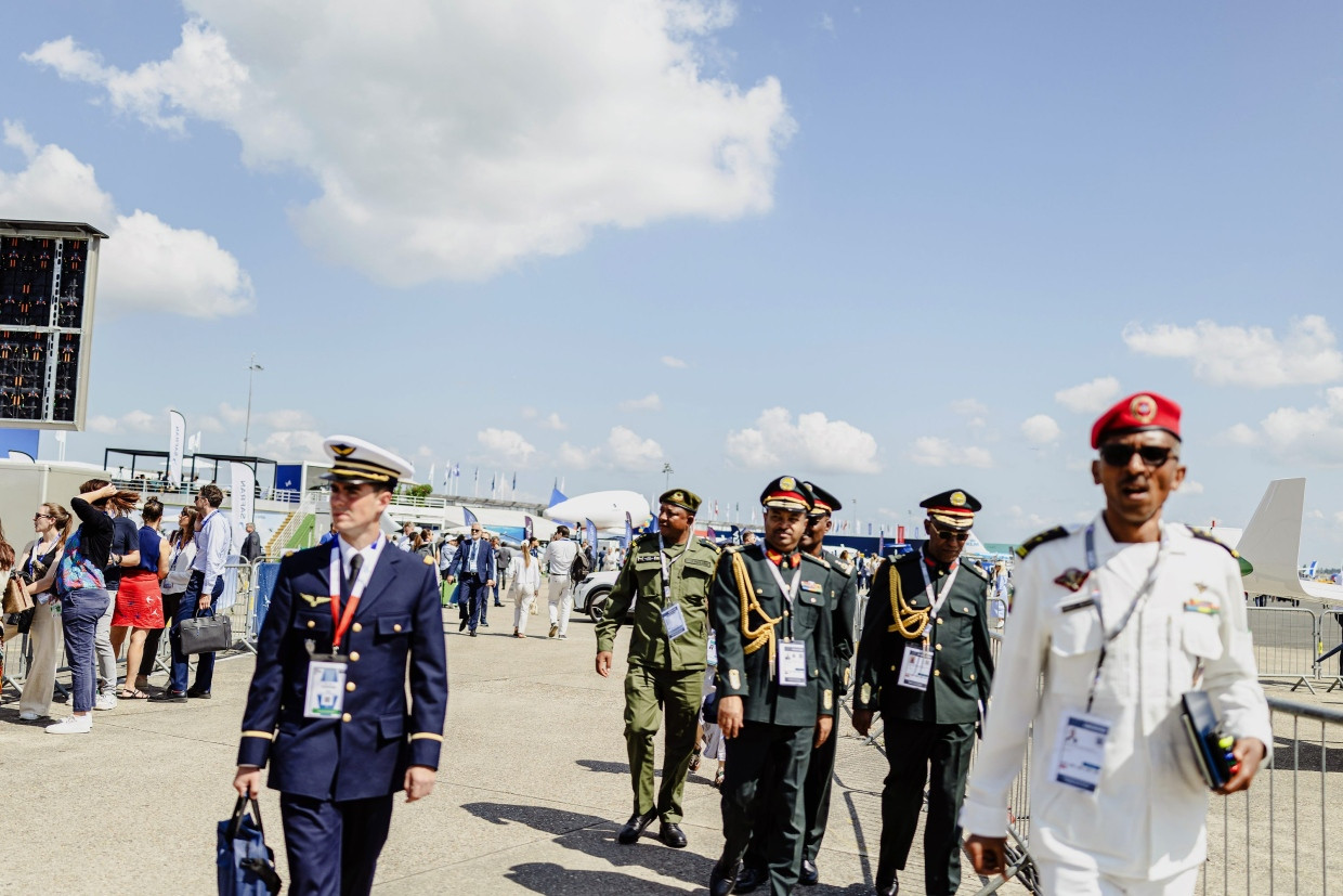 In Le Bourget sind die Militärs vieler Länder nicht weit.