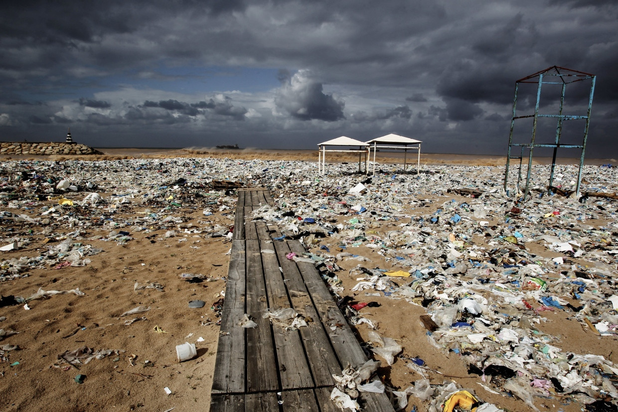 Plastikmüll am Mittelstrand, nördlich von Beirut.