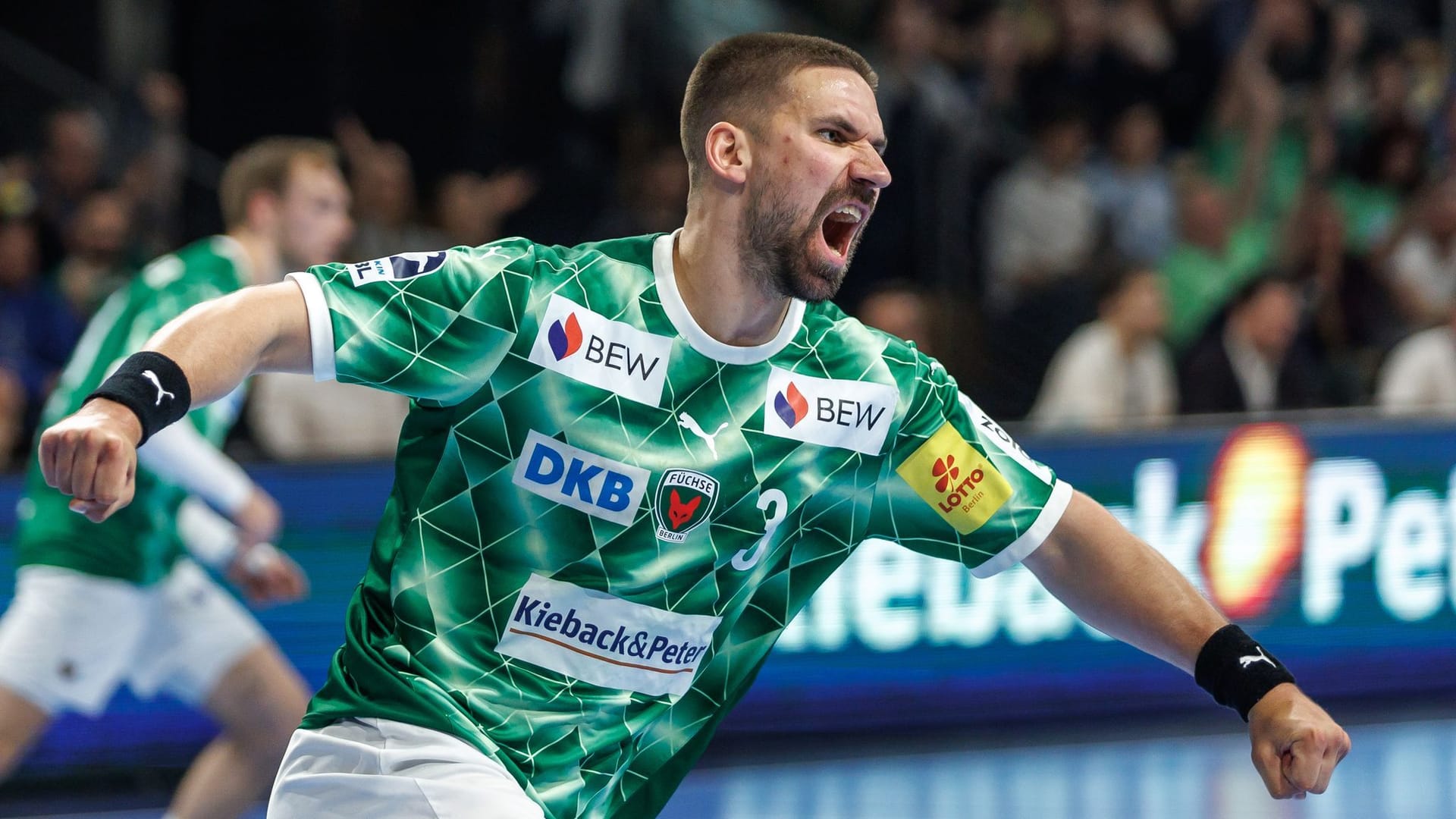 Fabian Wiede jubelt: Auch gegen Gummersbach gab es für die Füchse Berlin einen deutlichen Sieg. Fabian Wiede jubelt: Auch gegen Gummersbach gab es für die Füchse Berlin einen deutlichen Sieg.