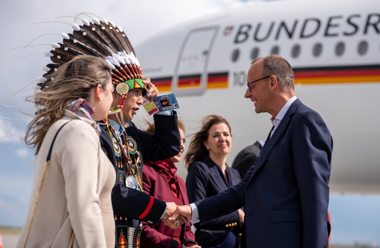 Bundeskanzler Friedrich Merz wird auf dem Flughafen in Calgary von Steven Crowchild, Chief der indigenen Tsuut·ina Nation, begrüßt.