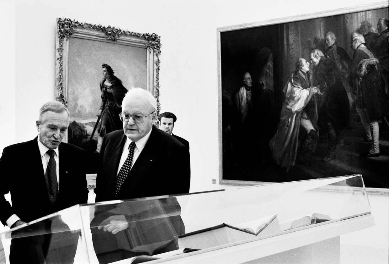Lothar Gall (l.) mit Bundespräsident Roman Herzog in einer von ihm kuratierten Ausstellung zur Revolution von 1848, am 18. Mai 1998