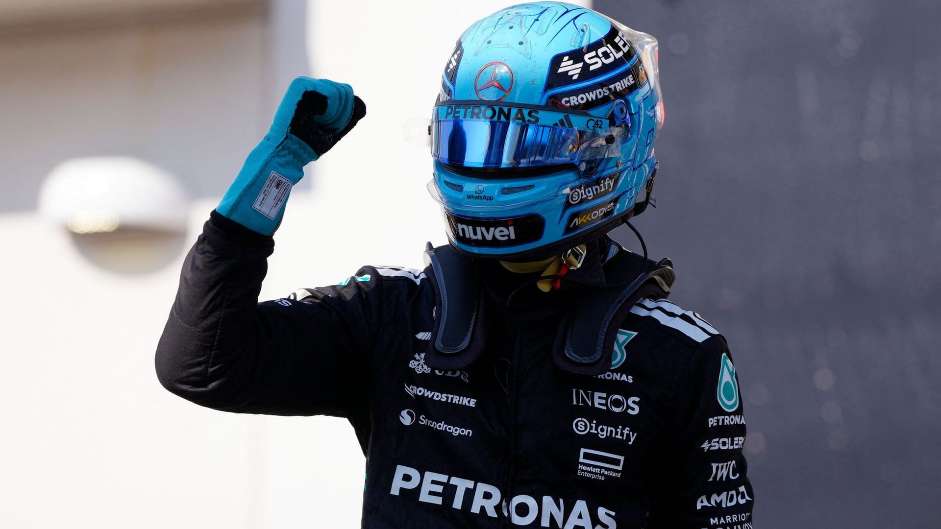 Ganz vorn: Mercedes-Pilot George Russell feiert direkt nach Ende des Quaifyings seine Pole Position. Ganz vorn: Mercedes-Pilot George Russell feiert direkt nach Ende des Quaifyings seine Pole Position.