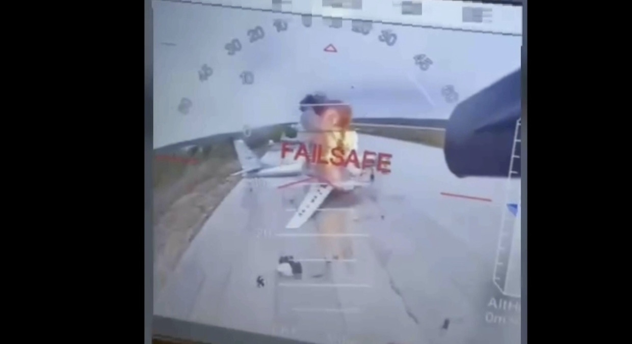 Brennende Flugzeuge: Eine Bildschirmaufnahme aus einem ukrainischen Drohnenvideo