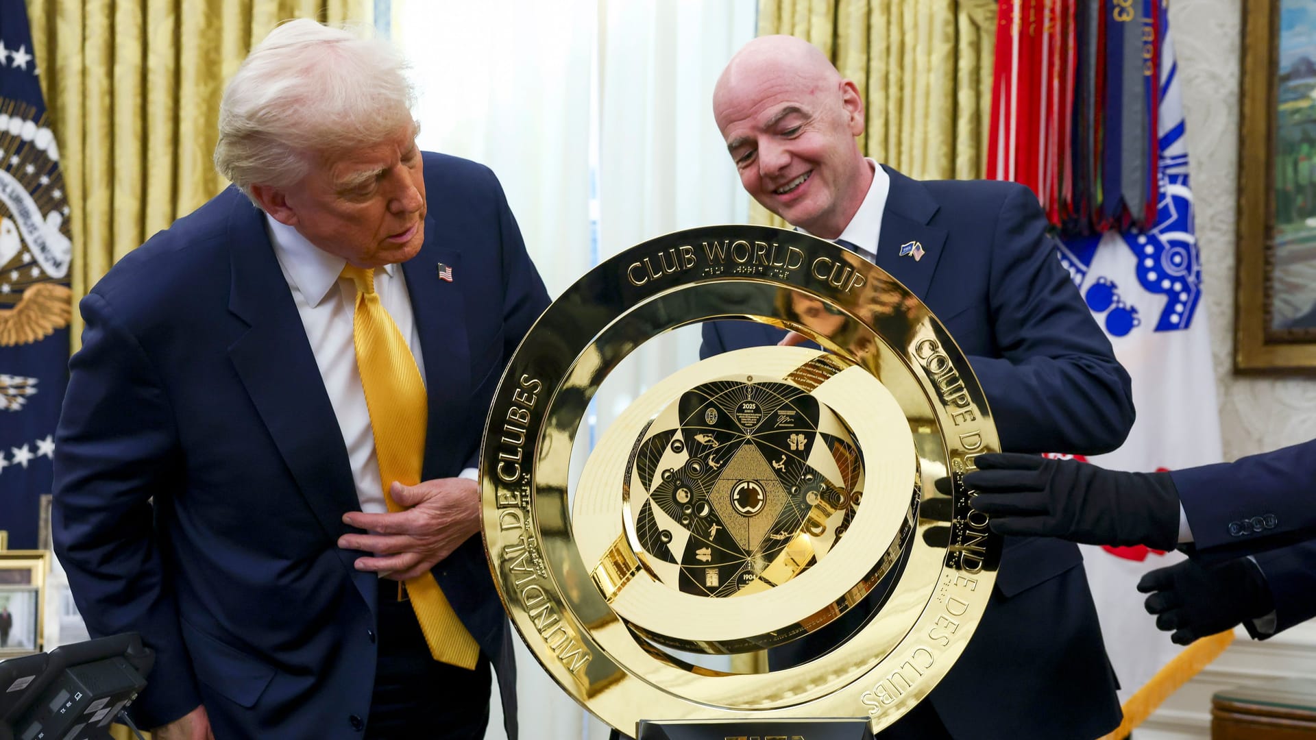 Donald Trump (l.) und Gianni Infantino betrachten die Trophäe der Klub-WM: Dem US-Präsidenten und dem Fifa-Chef werden charakterliche Parallelen zugesprochen. Donald Trump (l.) und Gianni Infantino betrachten die Trophäe der Klub-WM: Dem US-Präsidenten und dem Fifa-Chef werden charakterliche Parallelen zugesprochen.