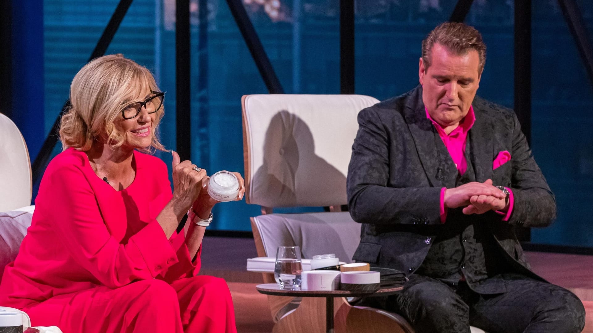 Die "Löwen" Dagmar Wöhrl und Ralf Dümmel: Sie nahmen die essbare Gleitcreme und Intimpflege von Kokomoon genau unter die Lupe. Die "Löwen" Dagmar Wöhrl und Ralf Dümmel: Sie nahmen die essbare Gleitcreme und Intimpflege von Kokomoon genau unter die Lupe.