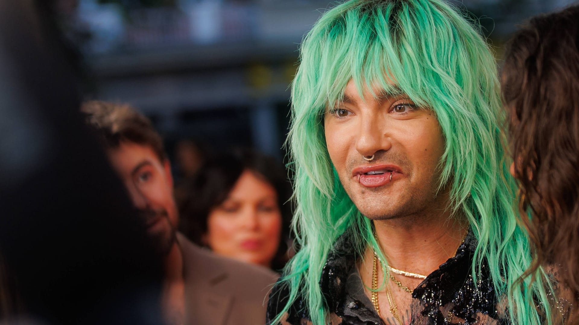 Bill Kaulitz: In der gemeinsamen Netflix-Serie mit seinem Bruder plaudert er aus dem Nähkästchen. Bill Kaulitz: In der gemeinsamen Netflix-Serie mit seinem Bruder plaudert er aus dem Nähkästchen.