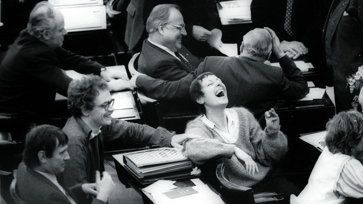 Oh wie schön war Bundestag: Die Grünen Otto Schily, Jürgen Reents, Marieluise Beck-Oberdorf und Petra Kelly im März 1983 im Plenarsaal in Bonn, dahinter Bundeskanzler Helmut Kohl