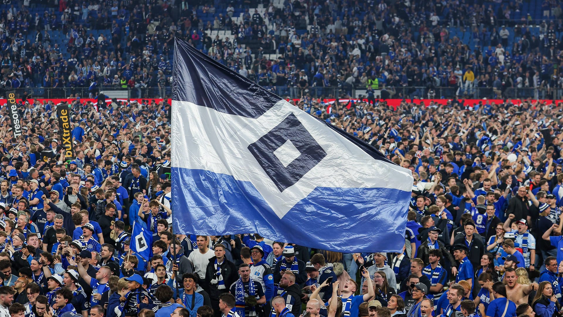 HSV-Fans feiern den Aufstieg auf dem Rasen: Am Freitag erscheint der Spielplan der 1. Bundesliga – vorab lässt die DFL die Fans um eine Ansetzung vom 1. Spieltag rätseln. HSV-Fans feiern den Aufstieg auf dem Rasen: Am Freitag erscheint der Spielplan der 1. Bundesliga – vorab lässt die DFL die Fans um eine Ansetzung vom 1. Spieltag rätseln.