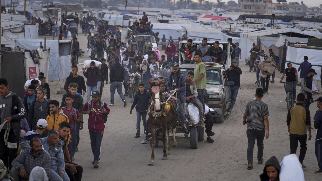 Palästinenser in Khan Yunis tragen Taschen mit humanitären Hilfsgütern, die von der Gaza Humanitarian Foundation bereitgestellt wurden, am 3. Juni 2025.