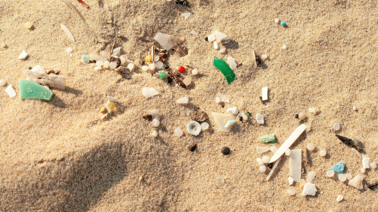 Kunststoffpartikeln in der Atemluft stammen oft von Plastikabfall aus dem Meer.