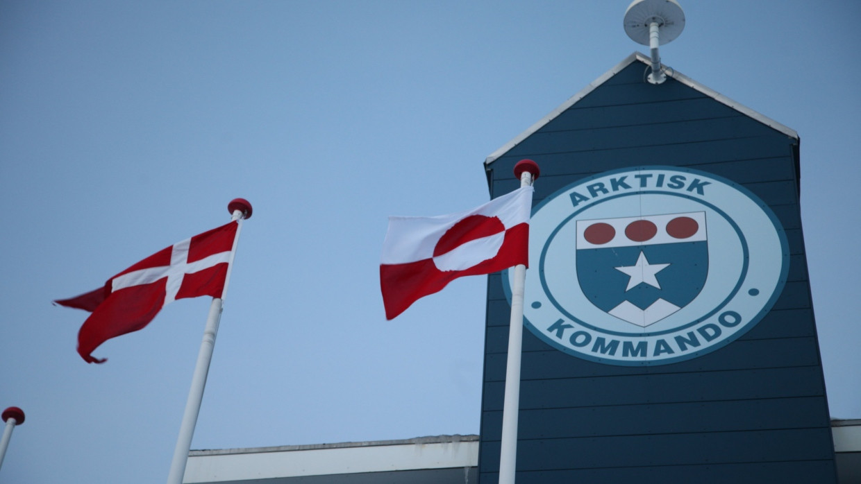 Die Flaggen von Dänemark und Grönland wehen im Mai vor dem Arktischen Kommando in der grönländischen Hauptstadt Nuuk.