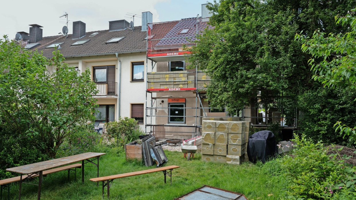 Auf der Umbaustelle: Das Reihenhaus wird nach der Sanierung anders aussehen als die benachbarten Häuser.