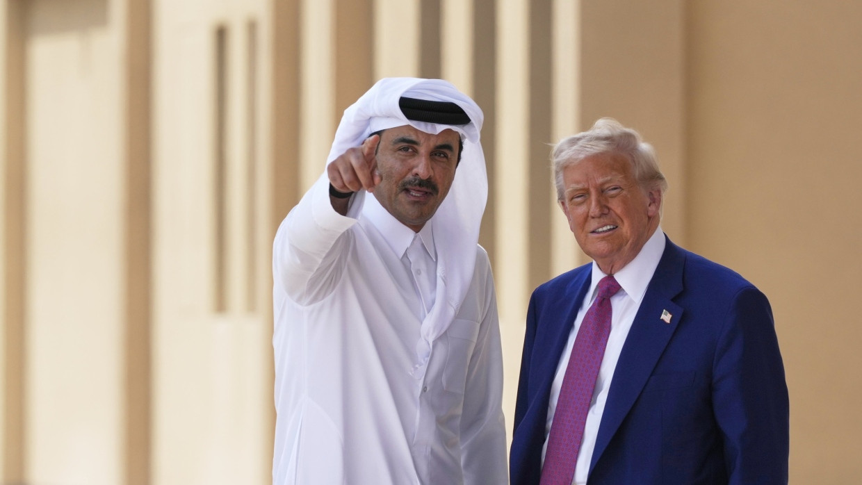 Qatars Emir Tamim bin Hamad Al-Thani steht neben US-Präsident Donald Trump, als dieser den Luftwaffenstützpunkt al-Udeid am 12. Mai 2025 besucht.