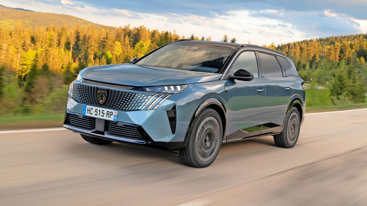 Großer Löwe: Als eines der wenigen Elektro-SUV bietet der 4,80 Meter lange Peugeot E-5008 sieben Sitzplätze.