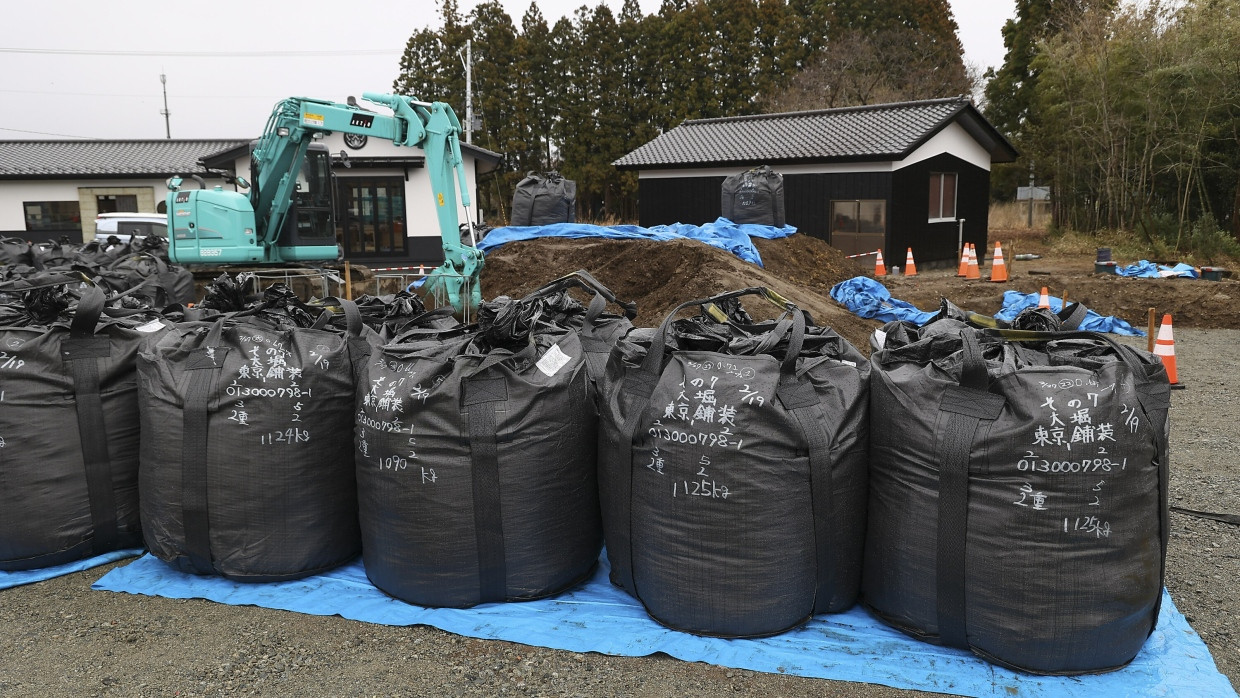 Erde zu verschenken: Um Säcke voller kontaminierter Erde aus Fukushima zu verteilen, muss die japanische Regierung kreativ werden.