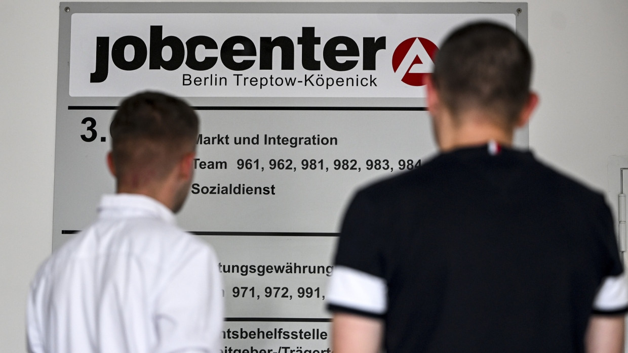 Zwei junge Männer warten vor dem Jobcenter in Berlin Treptow-Köpenick.