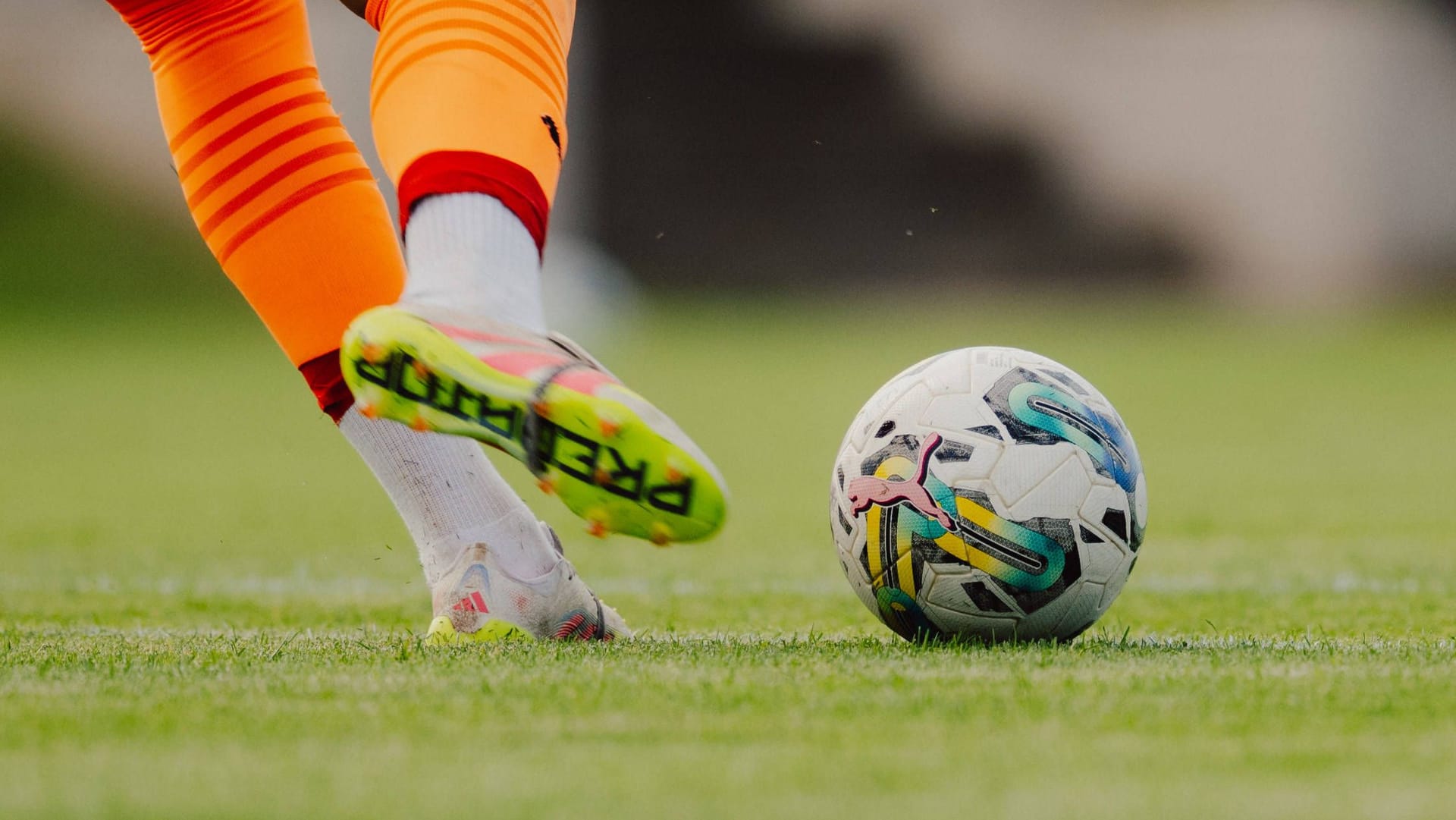 Fuß mit Fußball (Symbolbild): Bei einem Jugendspiel ist es zu Ausschreitungen gekommen.