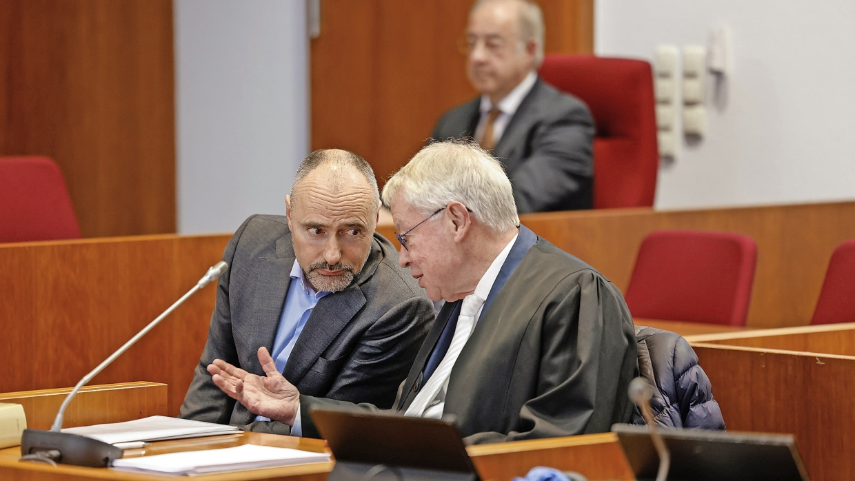 Im Gerichtssaal: Der langjährige Cum-Ex-Kronzeuge Kai-Uwe Steck neben seinem Verteidiger Gerhard Strate
