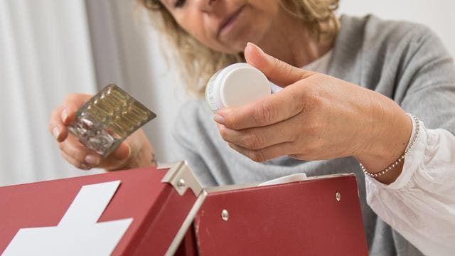 Medikamente: Die Hausapotheke sollte regelmäßig ausgemistet werden. Medikamente: Die Hausapotheke sollte regelmäßig ausgemistet werden.