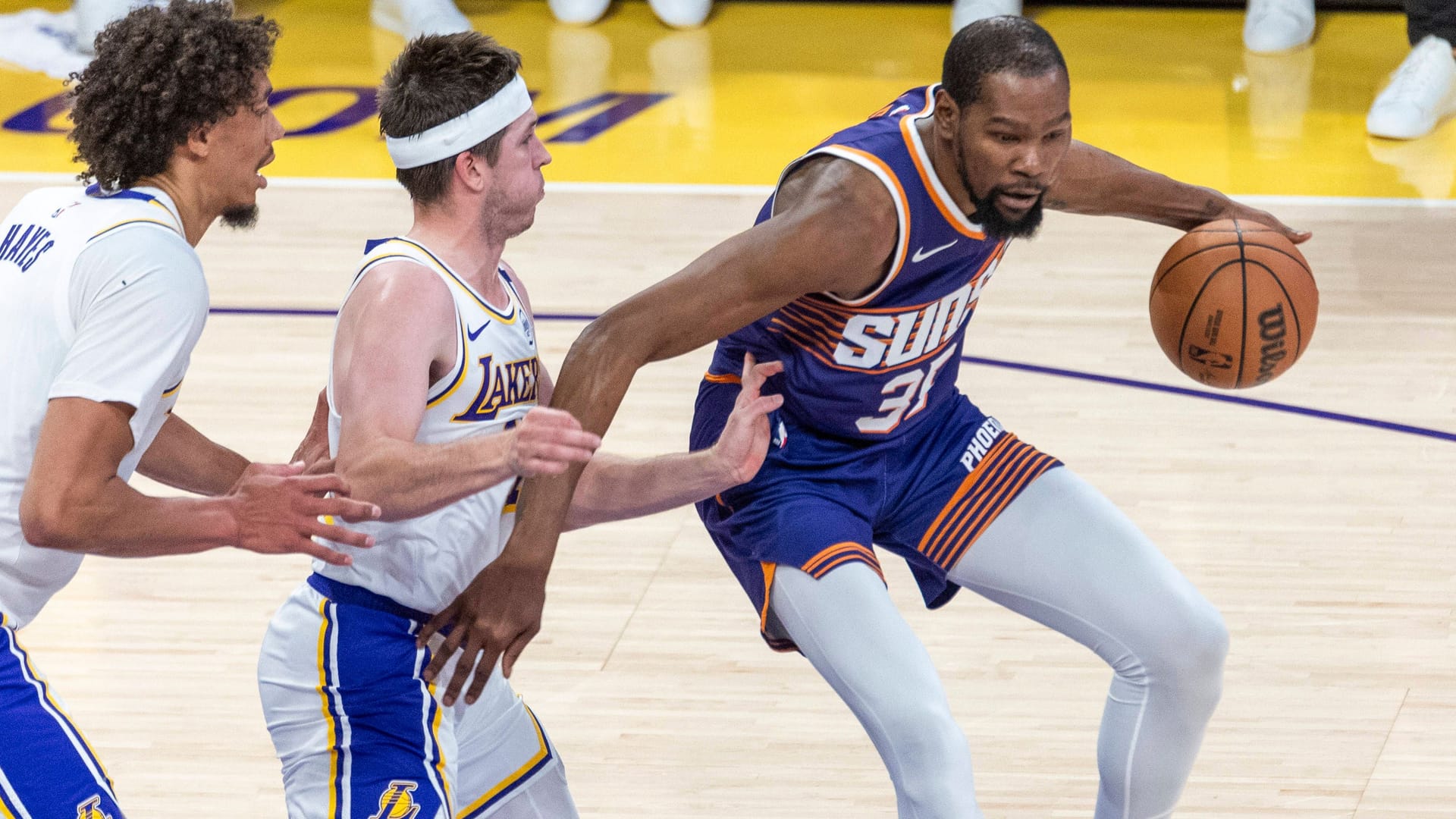 Bald nicht mehr im Suns-Trikot? Kevin Durant (r.) steht vor dem Abschied aus Phoenix. Bald nicht mehr im Suns-Trikot? Kevin Durant (r.) steht vor dem Abschied aus Phoenix.