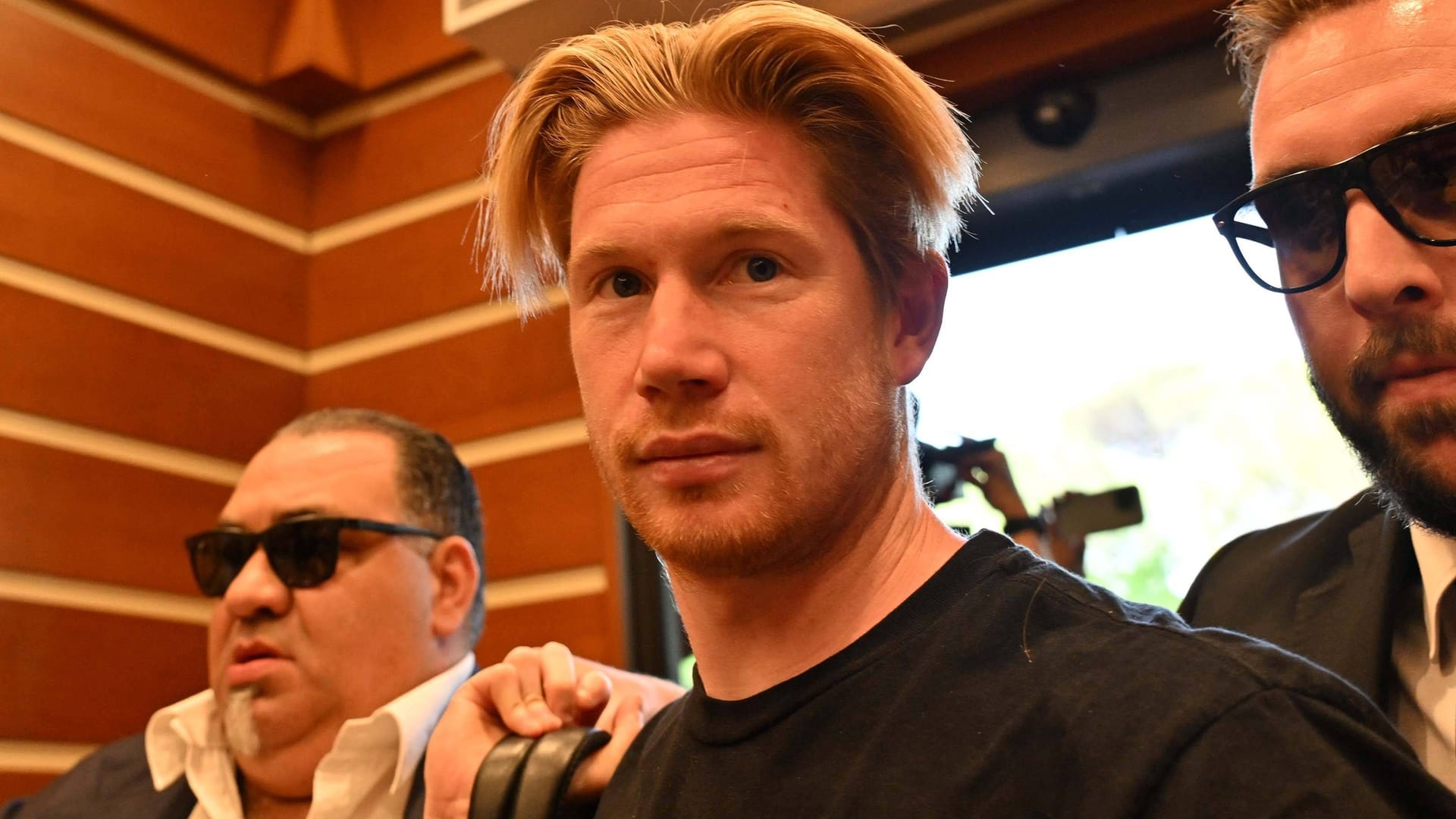 Neuer Star der SSC Napoli: Kevin de Bruyne wird bei seiner Ankunft in der Stadt von Bodyguards umringt. Neuer Star der SSC Napoli: Kevin de Bruyne wird bei seiner Ankunft in der Stadt von Bodyguards umringt.