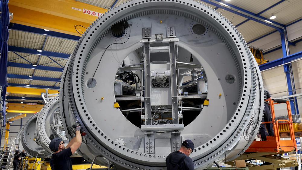 Zum Beispiel Großturbinen wie hier bei Nordex Energy inHamburg-Langenhorn: Deutschland ist in einigen grünen Technologien führend.