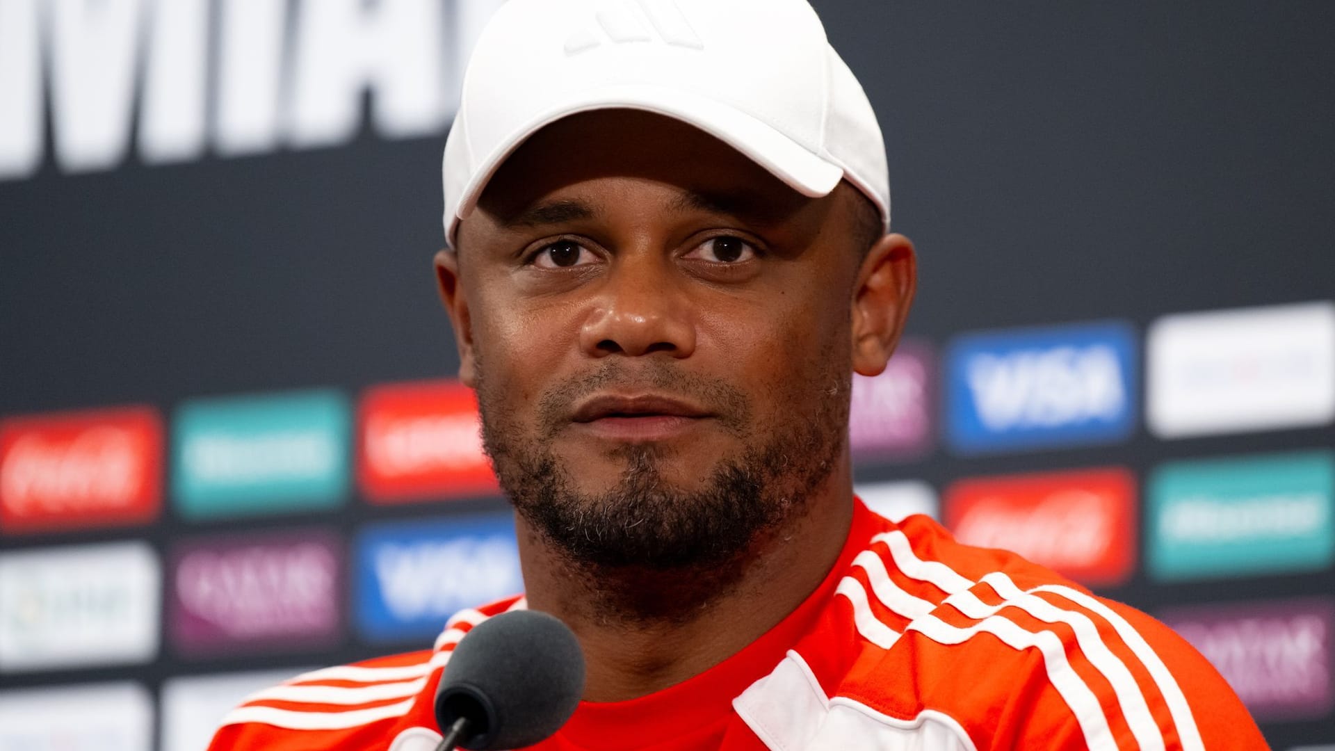 Trainer Vincent Kompany von München sitzt auf dem Podium bei der Pressekonferenz während der Club-WM. Trainer Vincent Kompany von München sitzt auf dem Podium bei der Pressekonferenz während der Club-WM.