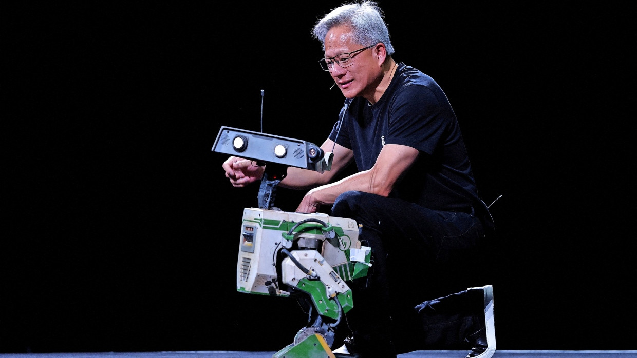 Mensch und Maschine: Nvidia-Chef Jensen Huang mit seinem Roboter namens Blue auf der Pariser Tech-Messe