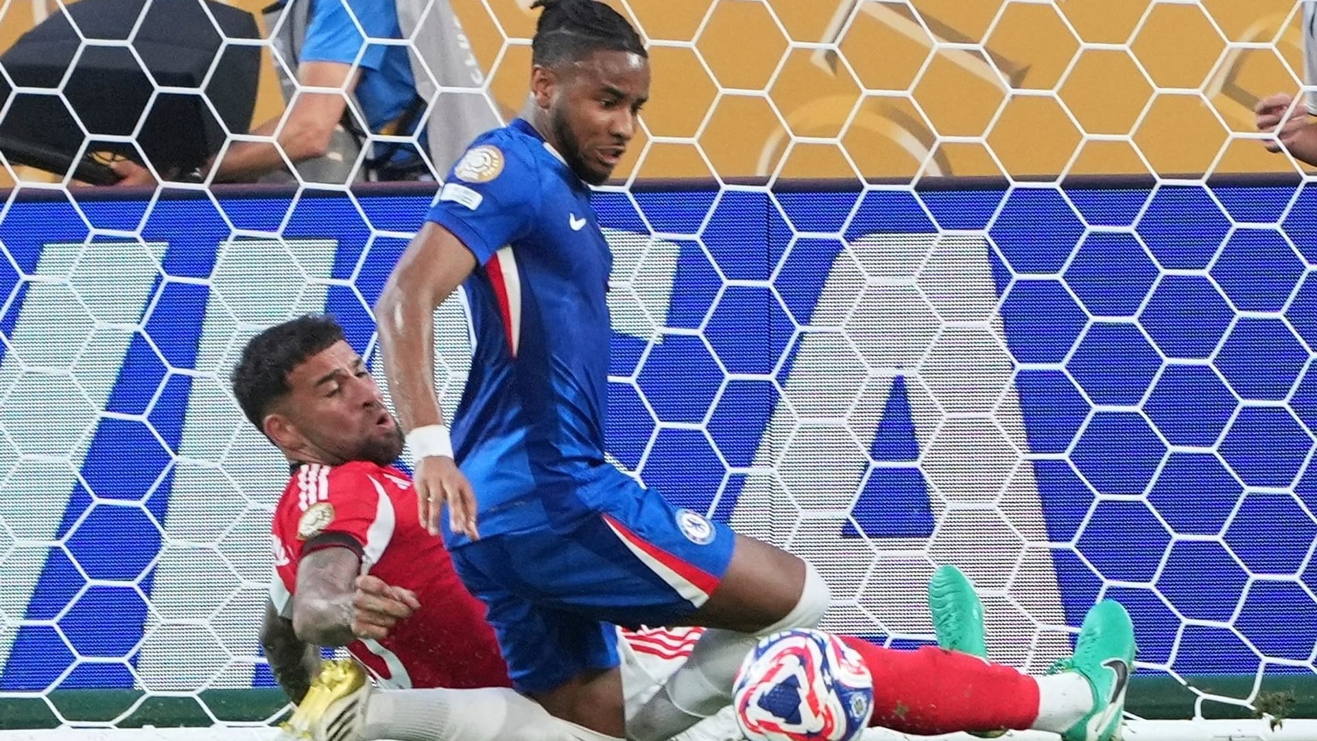 Chelseas Christopher Nkunku erzielt das zweite Tor seiner Mannschaft. Chelseas Christopher Nkunku erzielt das zweite Tor seiner Mannschaft.