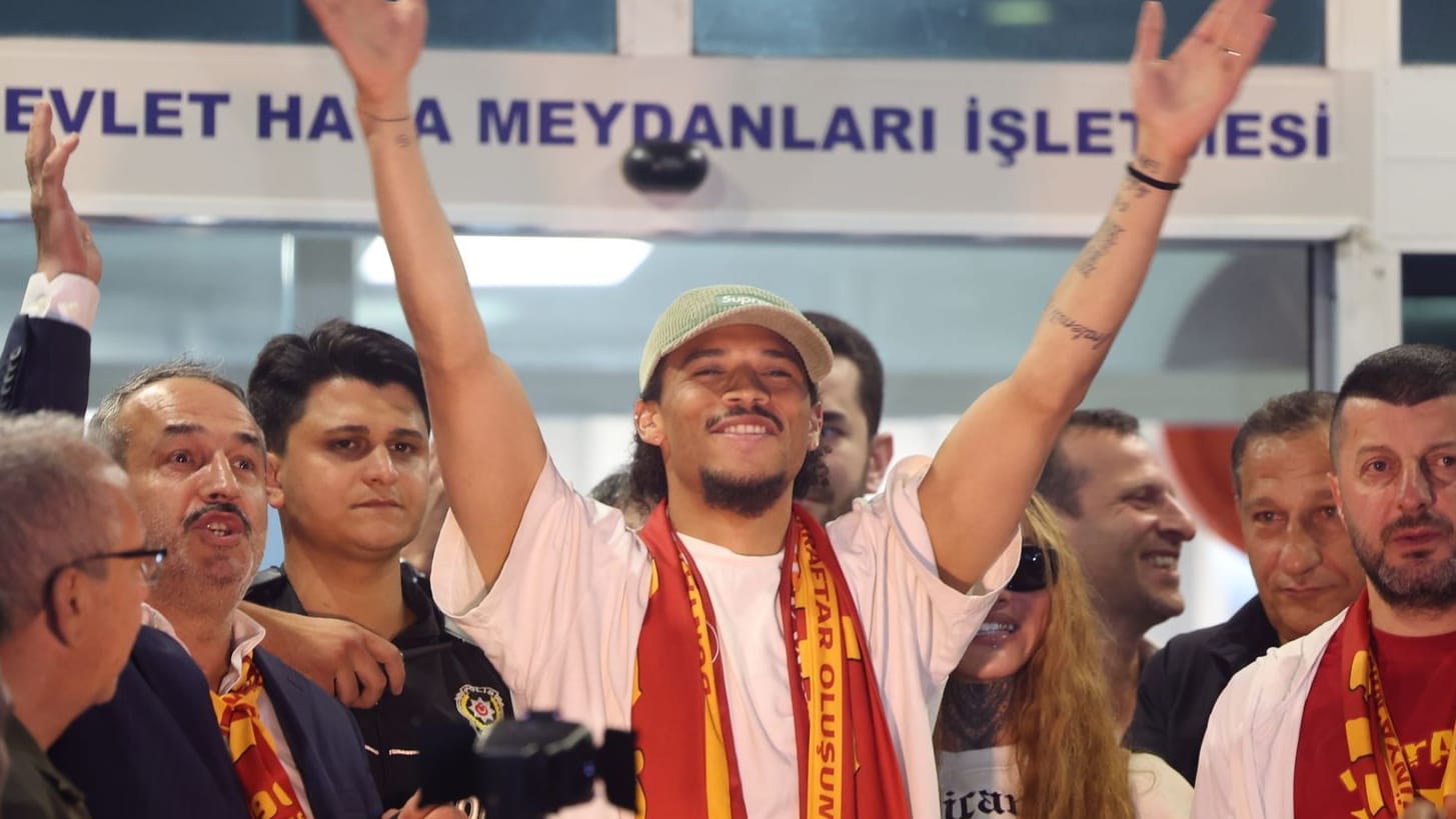 Leroy Sané bei seiner Ankunft in Istanbul: Der Angreifer unterschreibt bei Galatasaray bis 2028. Leroy Sané bei seiner Ankunft in Istanbul: Der Angreifer unterschreibt bei Galatasaray bis 2028.