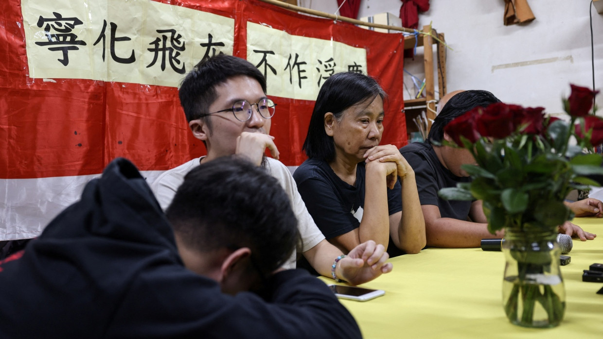 Chan Po-ying, Vorsitzende der Hong Kong League of Social Democrats, reagiert zusammen mit Parteimitgliedern vor einer Pressekonferenz, auf der die Auflösung der Partei aufgrund des chinesischen Nationalen Sicherheitsgesetzes bekannt gegeben wird, in Hongkong, China, am 29. Juni 2025.